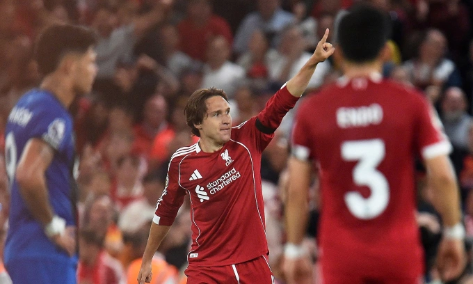 Chiesa mừng bàn nâng tỷ số lên 3-2 cho Liverpool trước Bournemouth ở trận khai mạc Ngoại hạng Anh trên sân Anfield, thành phố Liverpool, Vương quốc Anh tối 15/8/2025. Ảnh: Reuters