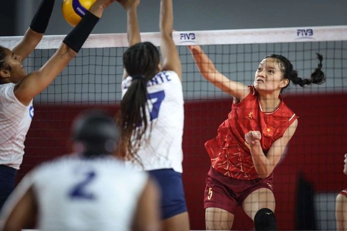 Một pha đập bóng của chủ công 15 tuổi Bùi Thị Ánh Thảo (5) trước Dominica ở trận tranh hạng 19-20 giải bóng chuyền U21 nữ thế giới chiều 16/8. Ảnh:Volleyball World