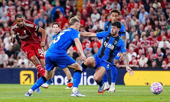 Tình huống Gakpo (trái) nâng tỷ số lên 2-0 cho Liverpool. Ảnh: PA