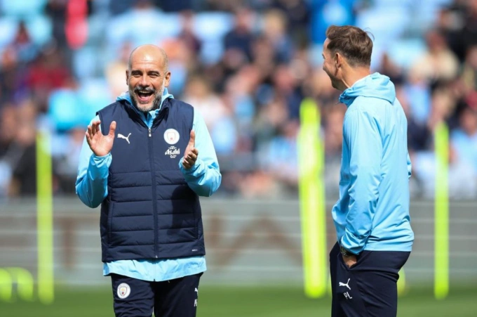 HLV Pep Guardiola (trái) và trợ lý Pep Lijnders trong buổi tập mở của Man City ngày 5/8. Ảnh: EPA