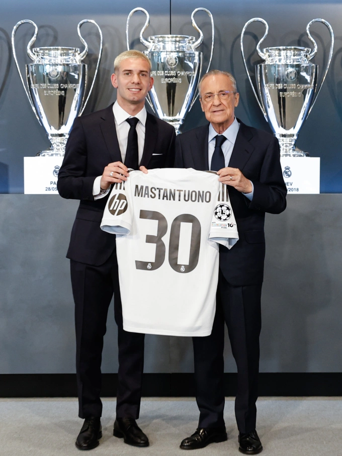 Franco Mastantuono (trái) ra mắt Real Madrid ngày 14/8. Ảnh: Real Madrid FC