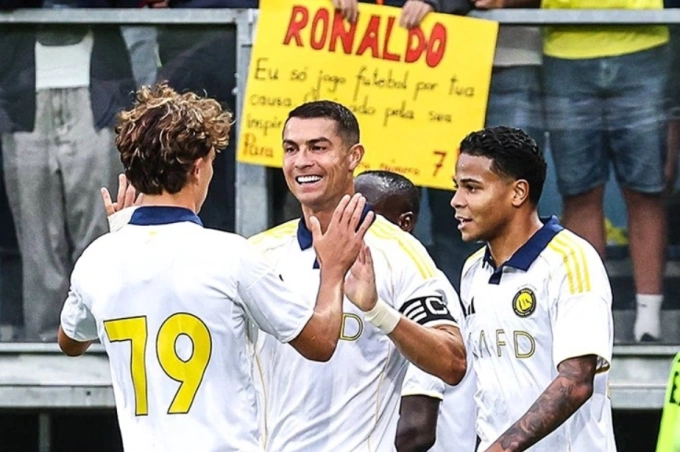 Ronaldo (giữa) mừng bàn với Felix (trái) trong trận Al Nassr thắng Toulouse trên sân Grodig, Áo ngày 30/7/2025. Ảnh: Al Nassr