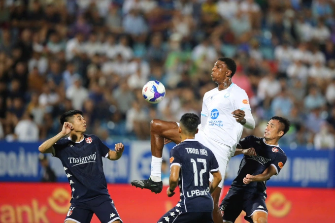 Kyle Hudlin (áo trắng) kiến tạo bằng gối để Lý Công Hoàng Anh ghi bàn gỡ 1-1, trong trận Nam Định thắng Hải Phòng 2-1 ở vòng 1 V-League 2025-2026, trên sân Thiên Trường, Ninh Bình ngày 16/8/2025. Ảnh: Quang Đương