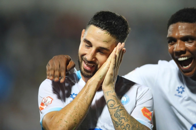 Việt kiều Kevin Pham Ba ăn mừng bàn thắng giúp Nam Định thắng Hải Phòng 2-1 ở vòng 1 V-League 2025-2026, trên sân Thiên Trường, Ninh Bình ngày 16/8/2025. Ảnh: Quang Đương