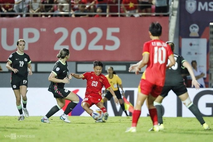 Bích Thùy (số 23, đỏ) rút ngắn tỷ số cho Việt Nam tại bán kết ASEAN Cup nữ, trên sân Lạch Tray, Hải Phòng tối 16/8. Ảnh: Lê Tân