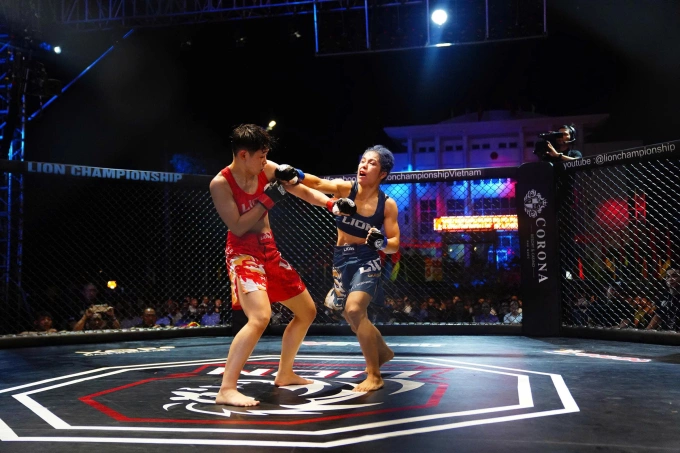 Lò Thị Phung (áo xanh) thua Nguyễn Vũ Quỳnh Hoa bằng tính điểm đồng thuận, trong trận tranh đai 52kg nữ tại LION Championship 25, tổ chức tại quảng trường Cam Ranh, Khánh Hòa tối 16/8/2025. Ảnh: LC