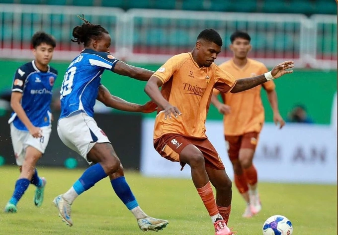 CLB HAGL (phải) nhận thất bại nặng nề trong ngày ra quân V-League 2025-2026, chiều 17/8. Ảnh: Minh Trần