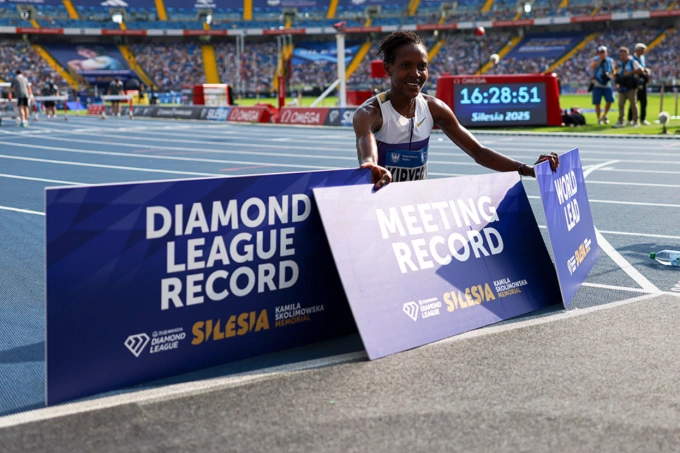 Faith Kipyegon phá kỷ lục châu Phi, kỷ lục giải đấu và đạt thành tích chạy 3.000m tốt nhất năm 2025. Ảnh: Diamond League
