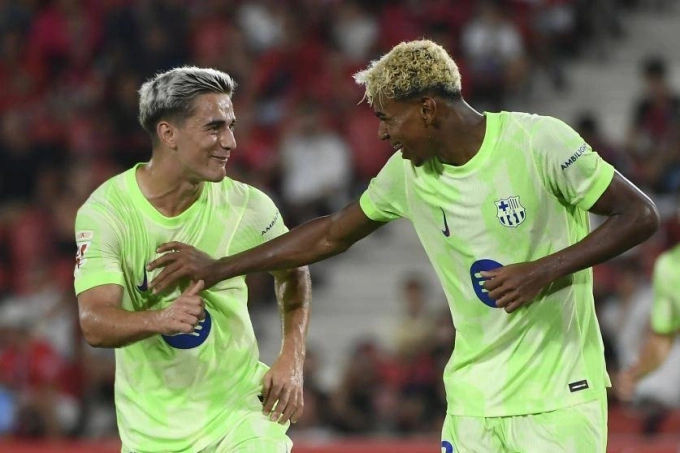 Yamal (phải) mừng bàn với Gavi trong trận Mallorca 0-3 Barca tối 16/8. Ảnh: EFE