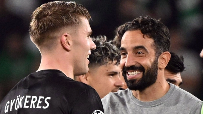 Amorim chia vui với Gyokeres sau trận Sporting thắng Man City 4-1 ở vòng bảng Champions League mùa 2024-2025. Ảnh: Sky
