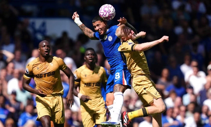 Chelsea (áo xanh) trong trận gặp Crystal Palace. Ảnh: PA