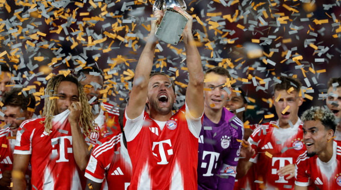 Harry Kane nâng danh hiệu Siêu Cup Đức. Ảnh: beIN