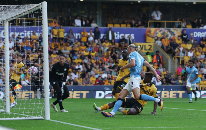 Erling Haaland đệm vào lưới trống mở tỷ số trong trận Man City thắng Wolves 3-0 trên sân Molineux, West Midlands, Anh ngày 16/8/2025. Ảnh: Reuters