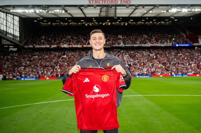 Benjamin Sesko ra mắt trước trận giao hữu giữa Man Utd và Fiorentina trên sân Old Trafford, thành phố Manchester, Vương quốc Anh ngày 9/8/2025. Ảnh: Man Utd