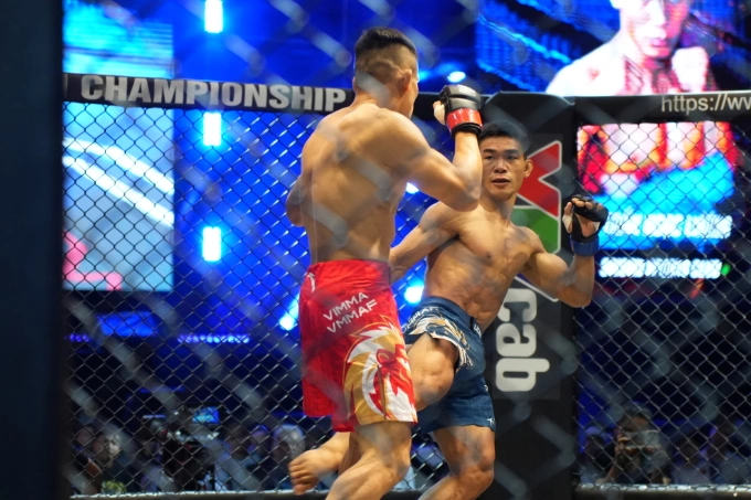 Trần Ngọc Lượng (xanh) thắng knock-out kỹ thuật Lê Văn Tuần ở trận tranh đai 60kg LION Championship sự kiện thứ 25, tại quảng trường Cam Ranh, Khánh Hòa, ngày 16/8/2025. Ảnh: LC