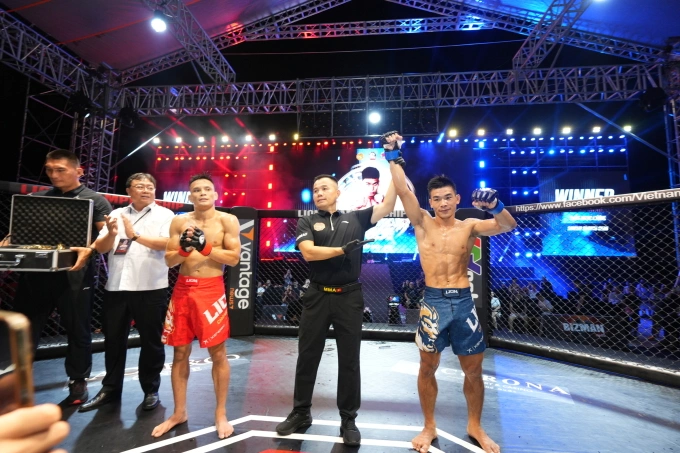 Trần Ngọc Lượng (xanh) thắng knock-out kỹ thuật Lê Văn Tuần ở trận tranh đai 60kg LION Championship sự kiện thứ 25, tại quảng trường Cam Ranh, Khánh Hòa, ngày 16/8/2025. Ảnh: LC