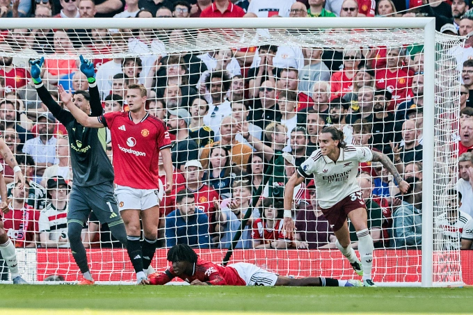 Riccardo Calafiori (phải) mừng bàn thắng trong trận Arsenal hạ Man Utd 1-0 ở vòng một giải Ngoại hạng Anh trên sân Old Trafford, Manchester ngày 17/8/2025. Ảnh: Reuters
