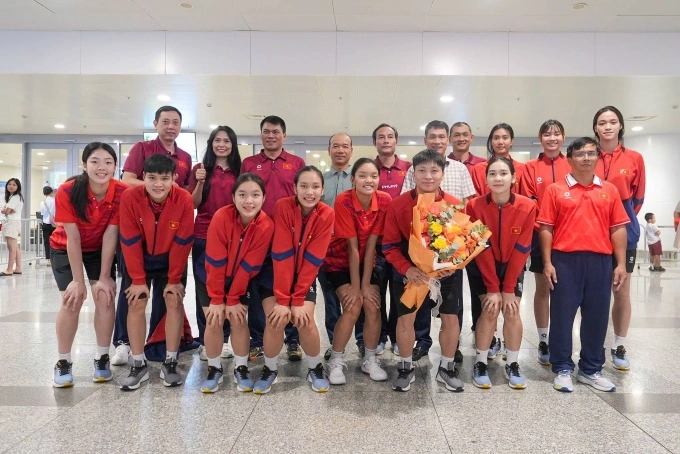 Đội U21 Việt Nam tại sân bay Nội Bài, chiều 18/8. Ảnh: Thanh Nhàn