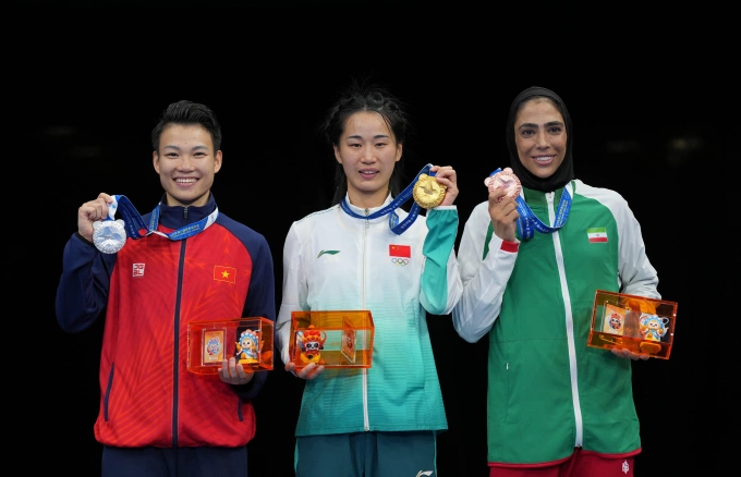 Nguyễn Thị Thu Thủy (trái) nhận HC bạc wushu đối kháng dưới 60kg nữ, tại World Games ở Thành Đô, Tứ Xuyên, Trung Quốc ngày 12/8/2025. Ảnh: World Games