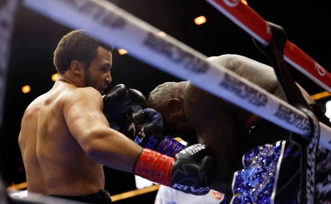 Moses Itauma (trái) dồn ép Dillian Whyte về góc đài rồi thắng knock-out tại anb Arena, Riyadh, Arab Saudi ngày 16/8. Ảnh: Reuters