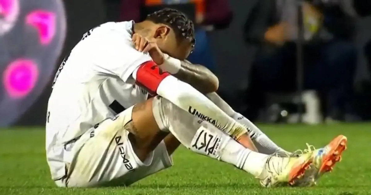 Neymar bật khóc sau trận thua 0-6