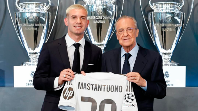 Mastantuono được chủ tịch Real Florentino Perez giới thiệu trong lễ ra mắt ngày 14/8. Ảnh: Real Madrid