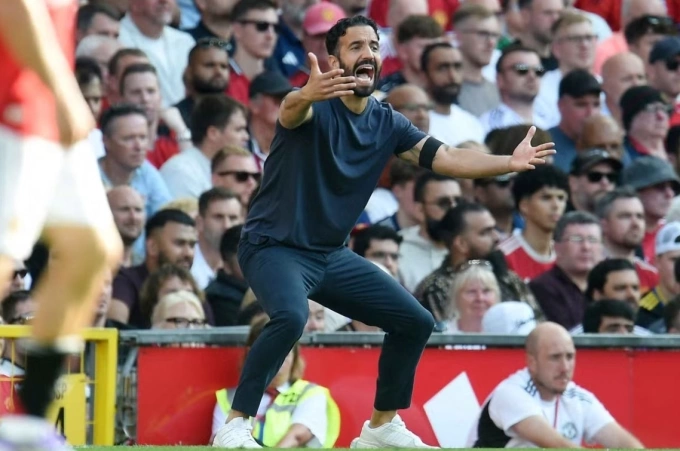 HLV Ruben Amorim chỉ đạo trong trận Man Utd thua Arsenal 0-1 trên sân Old Trafford, thành phố Manchester, Vương quốc Anh, vòng 1 Ngoại hạng Anh ngày 17/8/2025. Ảnh: Reuters