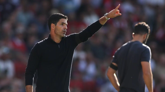 HLV Mikel Arteta chỉ đạo trong trận Arsenal thắng Man Utd ở vòng một Ngoại hạng Anh trên sân Old Trafford, Manchester, Anh ngày 17/8/2025. Ảnh: Arsenal FC