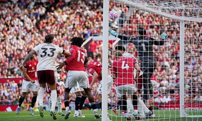 Bayindir (số 1) mắc lỗi đấm bóng dẫn tới bàn thua của Man Utd trước Arsenal trên sân Old Trafford, thành phố Manchester, Vương quóc Anh, vòng 1 Ngoại hạng Anh ngày 17/8/2025. Ảnh: AP