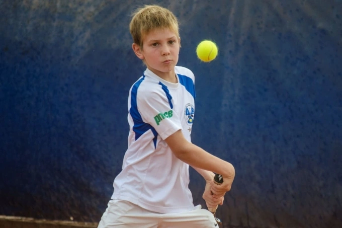 Mastantuono thời còn chơi tennis ở tuổi nhi đồng. Ảnh: La Nacion