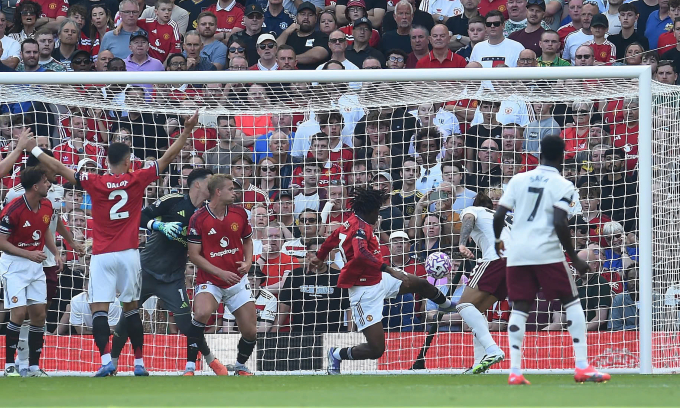 Tình huống Arsenal ghi bàn duy nhất trận gặp Man Utd trên sân Old Trafford, thành phố Manchester, Vương quốc Anh, vòng 1 Ngoại hạng Anh ngày 17/8/2025. Ảnh: Reuters