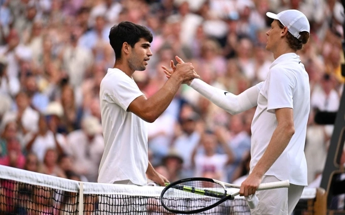 Alcaraz (trái) chúc mừng Sinner sau trận chung kết Wimbledon 2025, tại London, Anh hồi tháng 7. Ảnh: Reuters