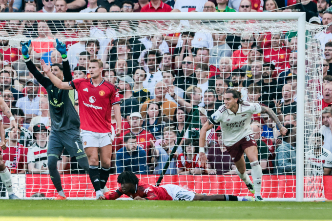 Riccardo Calafiori ăn mừng sau khi đánh đầu ghi cho Arsenal, trong trận thắng Man Utd 1-0 ở vòng một giải Ngoại hạng Anh trên sân Old Trafford, Manchester ngày 17/8. Ảnh: Reuters