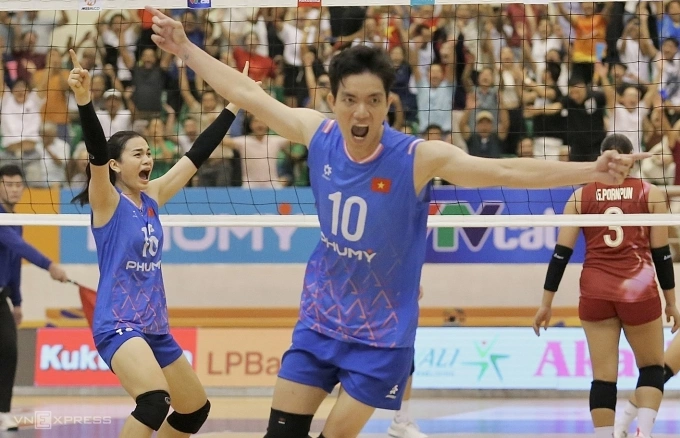 Bích Tuyền mừngViệt Nam thắng Thái Lan 3-2 để vô địch chặng hai giải bóng chuyền nữ SEA V-League 2025, tại nhà thi đấu tỉnh Ninh Bình, ngày 10/8. Ảnh: Hiếu Lương