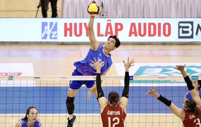 Bích Tuyền bật cao đập bóng trong trận Việt Nam thắng Thái Lan 3-2 để vô địch chặng hai giải bóng chuyền nữ SEA V-League 2025, tại nhà thi đấu tỉnh Ninh Bình, ngày 10/8. Ảnh: Hiếu Lương