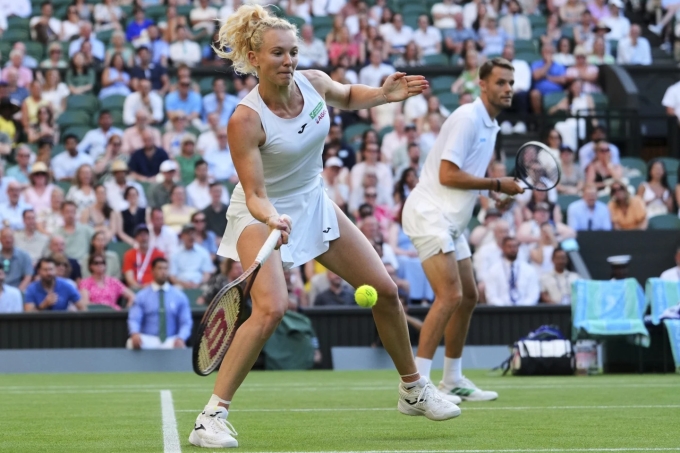 Katerina Siniakova - Sem Verbeek trong trận chung kết đôi nam nữ Wimbledon 2025. Ảnh: AP