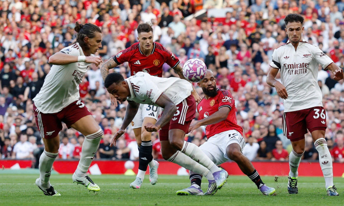 Arsenal (áo trắng) trong trận thắng Man Utd trên sân Old Trafford, thành phố Manchester, Vương quốc Anh, vòng 1 Ngoại hạng Anh ngày 17/8/2025. Ảnh: Reuters