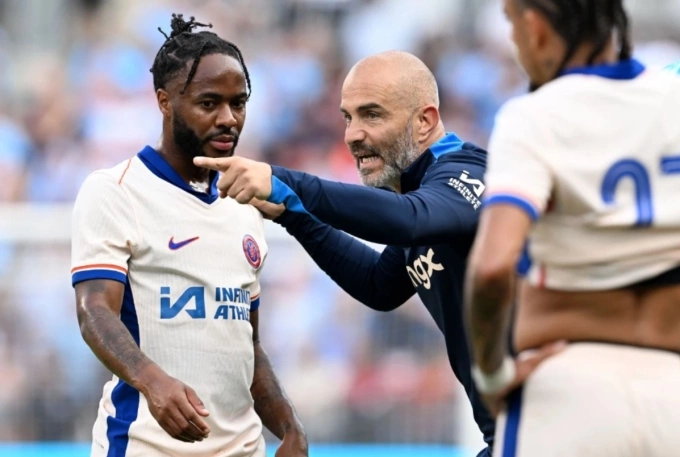 HLV Enzo Maresca trao đổi với Raheem Sterling khi Chelsea gặp Man City trong giai đoạn tiền mùa giải 2024-2025 tại Mỹ. Ảnh: Chelsea FC