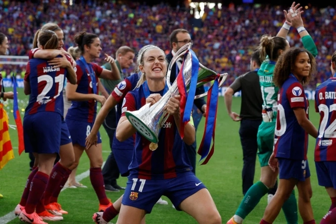 Putelas nâng cup vô địch Champions League nữ trên sân San Mames, Bilbao ngày 25/5/2024. Ảnh: Reuters
