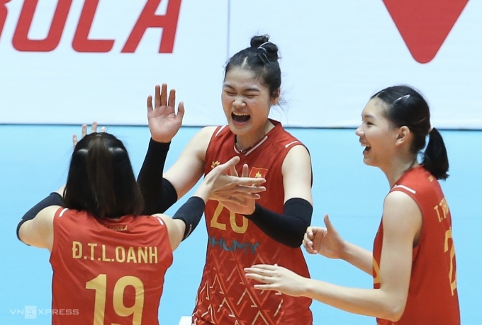 Nguyễn Thị Uyên (giữa) ăn mừng sau khi ghi điểm cho Việt Nam trong trận giao hữu thắng Kenya 4-0 tại nhà thi đấu Đông Anh, Hà Nội ngày 19/8/2025, trước thềm giải bóng chuyền nữ vô địch thế giới 2025. Ảnh: Hiếu Lương