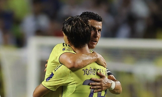 Ronaldo mừng bàn thắng của Joao Felix, trong trận Al Nassr hạ Al Ittihad trên sân Hong Kong tối 19/8/2025. Ảnh: ANFC