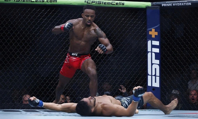 Lerone Murphy hạ knock-out Aaron Pico trong sự kiện UFC 319 ở nhà thi đấu United Center, thành phố Chicago, bang Illinois, Mỹ tối 16/8/2025. Ảnh: Reuters