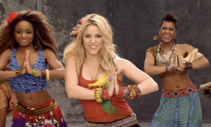 Shakira trong MV Waka Waka, bài hát chính thức World Cup 2010 ở Nam Phi. Ảnh: chụp màn hình
