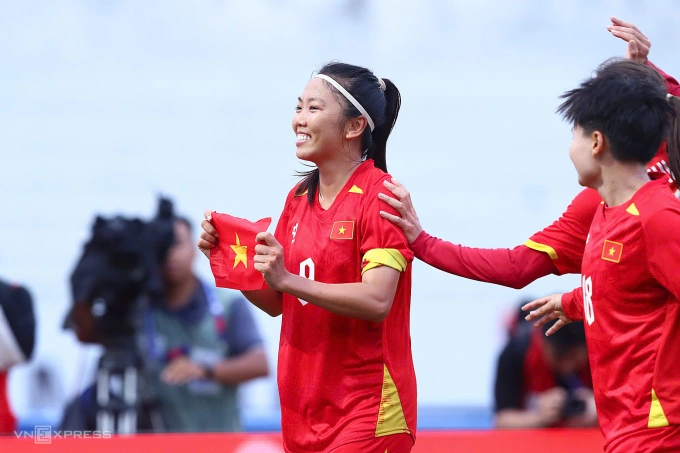 Huỳnh Như mừng bàn nâng tỷ số lên 2-0. Ảnh: Lê Tân