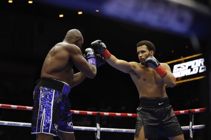 Moses Itauma (phải) ra đòn về phía Dillian Whyte trong trận quyền Anh hạng nặng trên võ đài ANB Arena, Riyadh, Saudi Arabia hôm 16/8/2025. Ảnh: Reuters