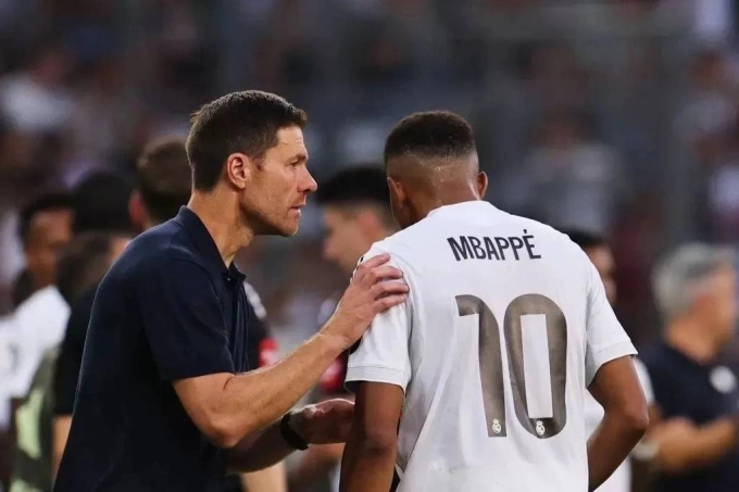 Alonso dặn dò Mbappe trong trận Real 1-0 Osasuna tối 19/8. Ảnh: Marca
