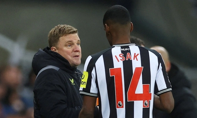 HLV Eddie Howe trao đổi với Isak trong trận Newcastle - Man City ở Ngoại hạng Anh trên sân St James Park ngày 13/1/2024. Ảnh: Reuters