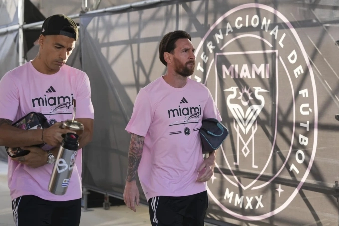 Suarez (trái) và Messi rảo bước bên ngoài sân Chase, Florida, Mỹ trước trận Inter Miami - Vancouver Whitecaps ở CONCACAF Champions Cup ngày 30/5/2025. Ảnh: AP