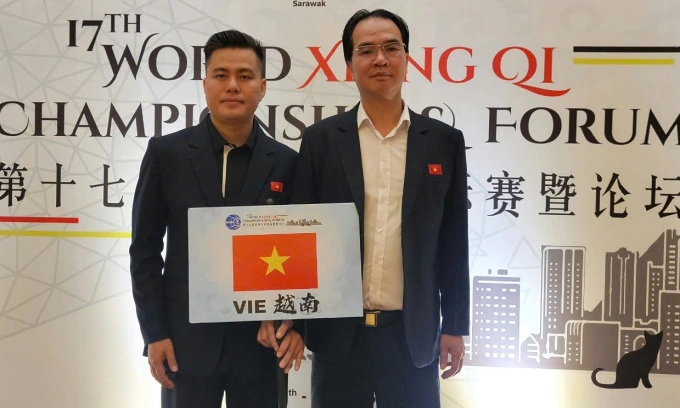Lại Lý Huynh (trái) và Nguyễn Thành Bảo tại giải cờ tướng thế giới 2022 tại thành phố Kuching, bang Sarawak, Malaysia tháng 10/2022. Ảnh: Tô Quốc Khanh