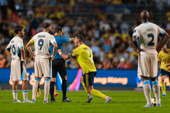 Cristiano Ronaldo (áo vàng) vui mừng trong trận Al Nassr thắng Al Ittihad 2-1 ở bán kết Siêu Cup Saudi trên sân Hong Kong tối 19/8/2025. Ảnh: Al Nassr